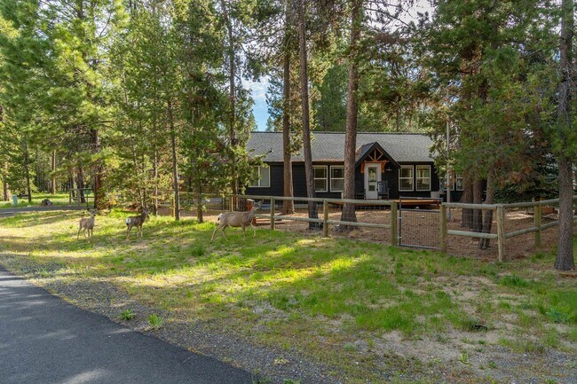 Building Photo - Fully furnished corner property south of Sunriver