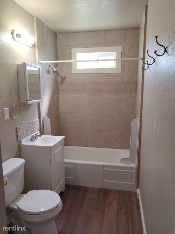 Building Photo - 3 br, 1.5 bath Townhome - 330 8th Ave E