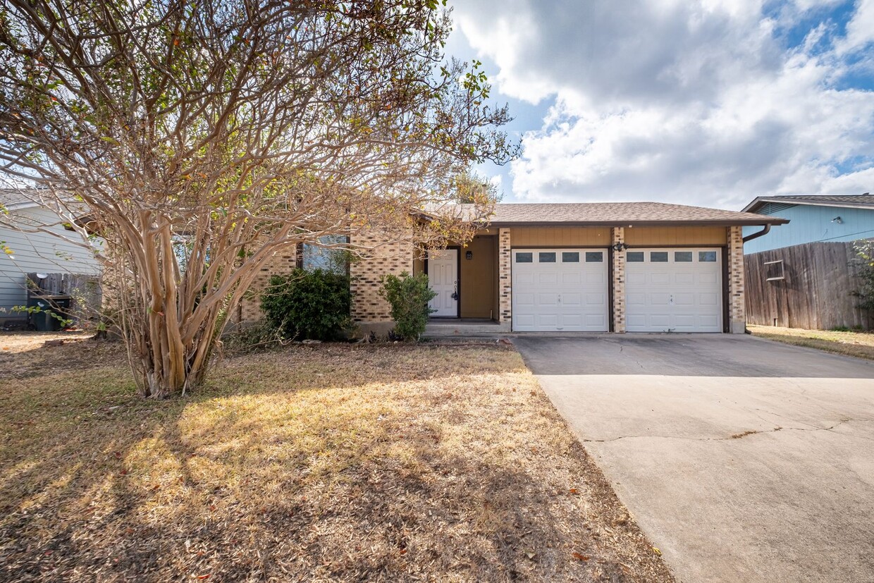 Foto principal - Original 3 Bedroom, 2 Bath Home in Oak Bro...