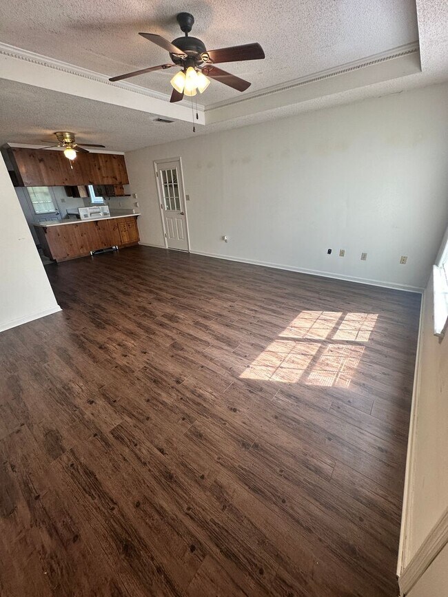 Building Photo - 3BD/2B in Blue Pool Subdivision
