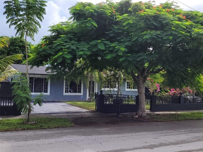 Foto del edificio - 18025 NW 49th Ave