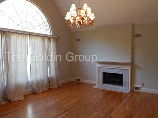 Building Photo - 920 Manchester Pl in Sandy Springs