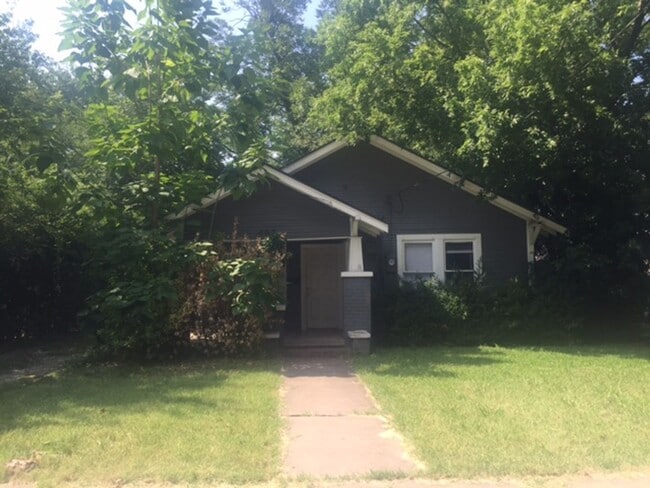 Building Photo - 2 BEDROOM 1 BATHROOM HOUSE WITH HUGE FENCED BACKYARD