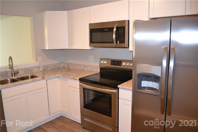 Foto del edificio - 8140 Circle Tree Ln