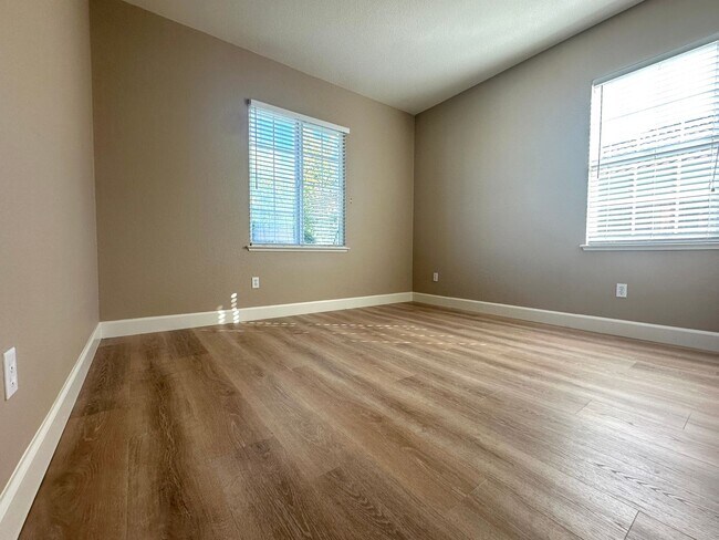 Foto del edificio - Gorgeous 4 bed, 3 bath + huge Bonus room i...
