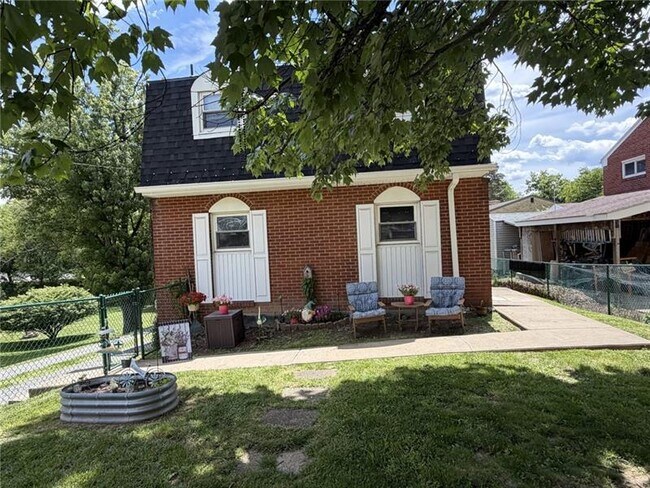 Building Photo - 104 1st St