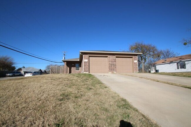 Building Photo - 8038 W Elizabeth Ln