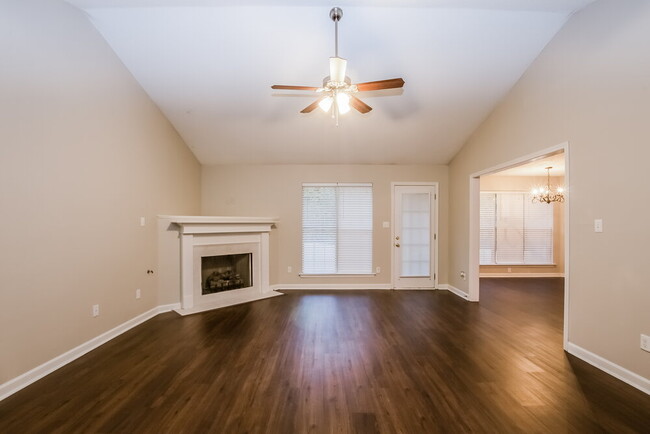 Foto del edificio - 6356 White Hawk Ln