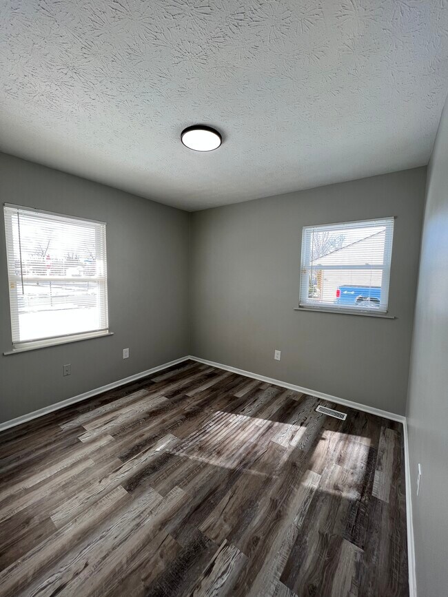 Building Photo - 5092 Drivemere Rd