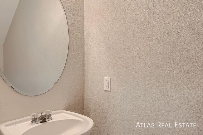 Foto del edificio - 4526 Crow Creek Dr