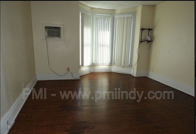 Foto del edificio - 1214 S Washington St