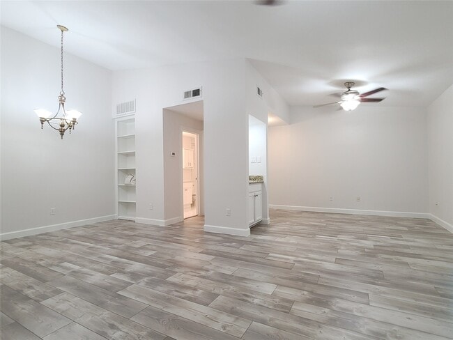 Building Photo - 2425 Augusta Dr