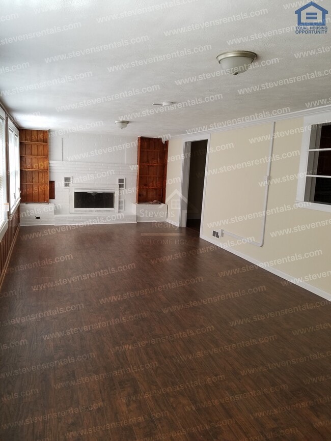 Building Photo - Budget Friendly Classic Family House