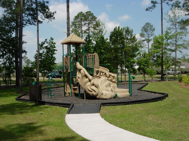 Building Photo - Great location, great townhouse, ground fl...