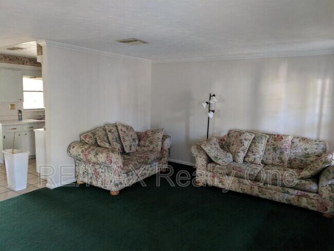 Building Photo - 15 Oak Hollow Dr