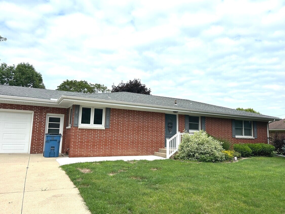 Foto principal - 1402 Lakeview Dr