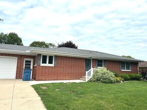 Building Photo - 1402 Lakeview Dr