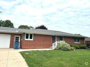 Building Photo - 1402 Lakeview Dr