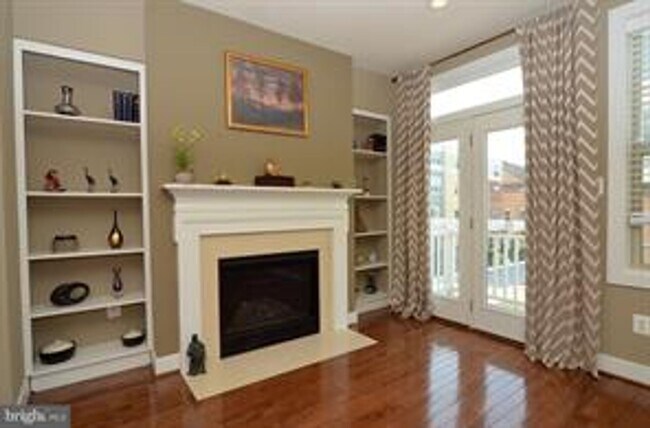 Building Photo - 4 LEVEL TOWNHOUSE WITH 2 CAR GARAGE, WALKING DISTANCE TO DOWNTOWN CROWN