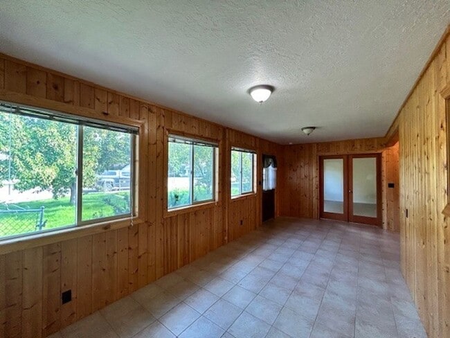 Building Photo - Charming 2-Bed, 1-Bath Hamilton Home with Attached Double Garage