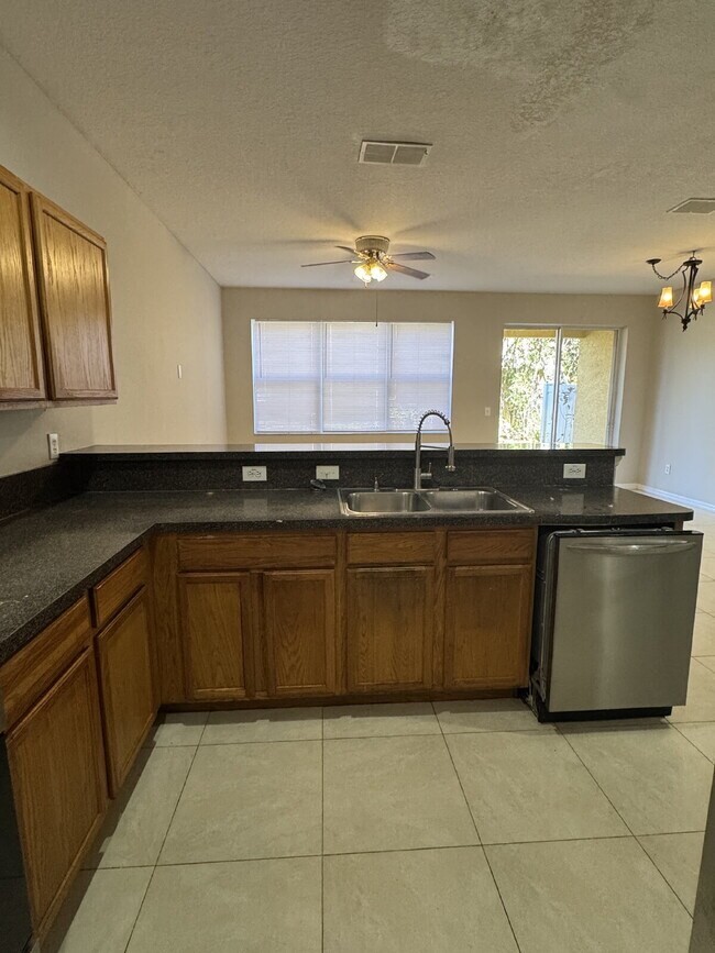 Foto del edificio - "Charming 3-Bed Oasis in Tampa's Heart – Spacious 1,443 Sq. Ft. with 2.5 Baths!"