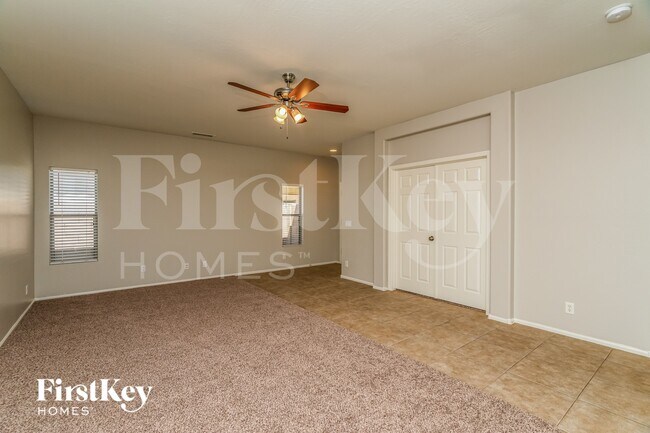 Foto del edificio - 931 W Oak Tree Ln
