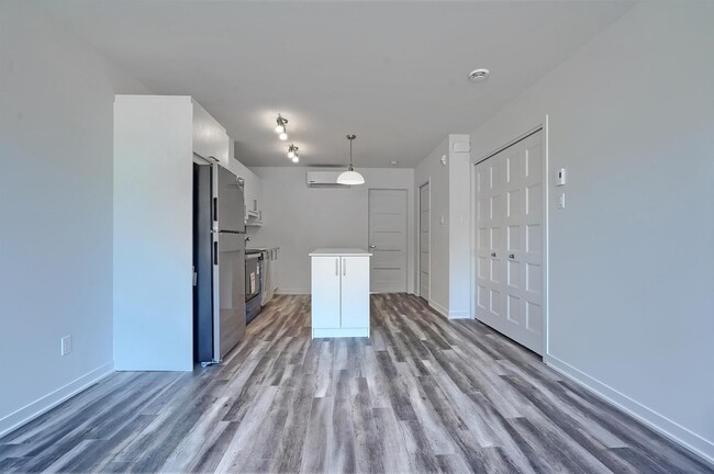 Photo du bâtiment - 4588 Rue La Perrière
