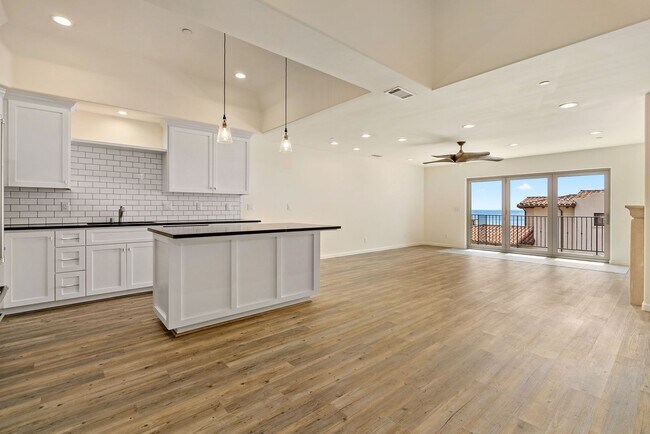 Foto del edificio - This Sunset Beach Estates Townhome will have you speechless!
