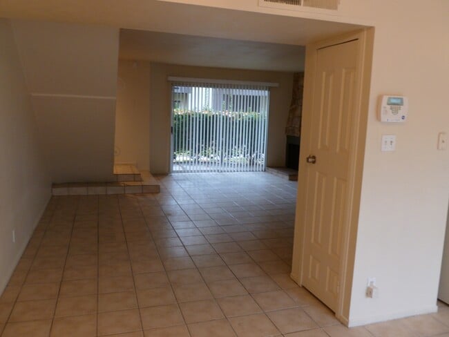 Building Photo - 606 Rolling Green Dr