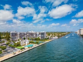 Building Photo - 1000 Parkview Dr