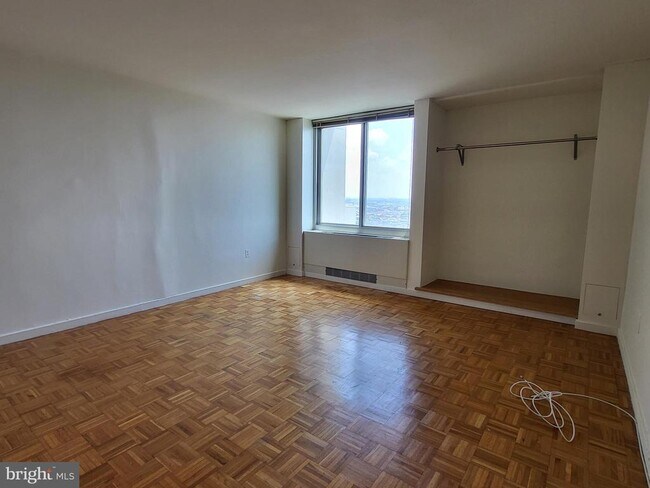 Foto del edificio - 604 S Washington Square