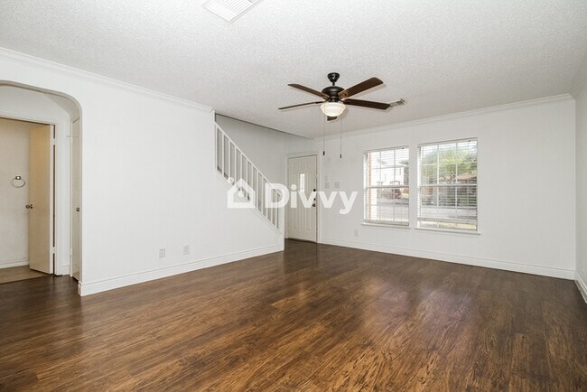 Building Photo - 6614 Honeyridge Ln