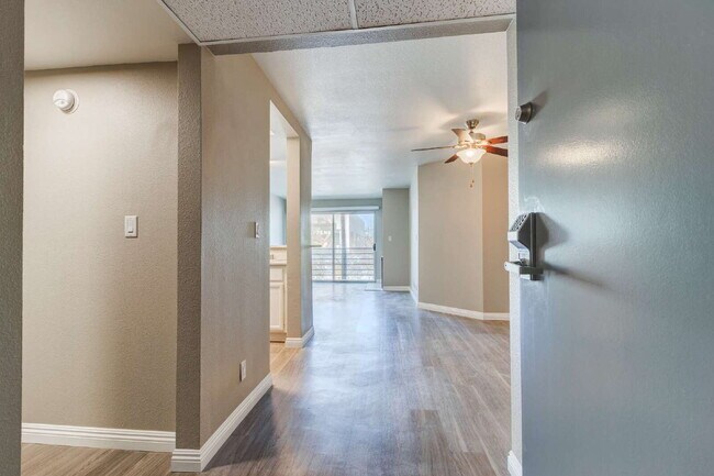 Foto del edificio - Smartly Designed 2-Bedroom Apartment in Prime Studio City Location