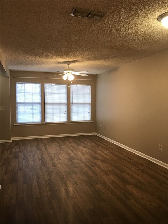 Building Photo - 2205 Timberwood Cir S