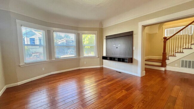 Foto del edificio - Stunning 4-Bedroom, 2-Bath Home in Popular Neighborhood – Oakland, Emeryville, and Berkeley