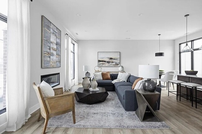 Building Photo - 705 E 16th St