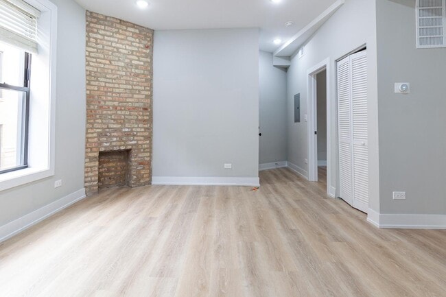 Building Photo - 428 W Belden Ave