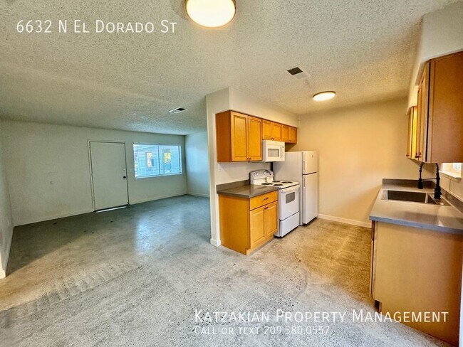 Building Photo - Updated Single-Story 2-Bedroom 1-Bath Triplex