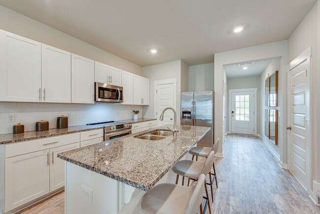 Building Photo - Stunning in Spring Hill