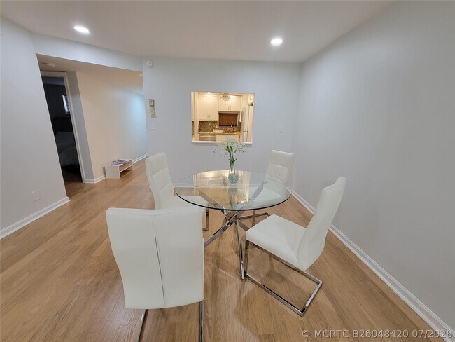 Building Photo - 9411 N Hollybrook Lake Dr
