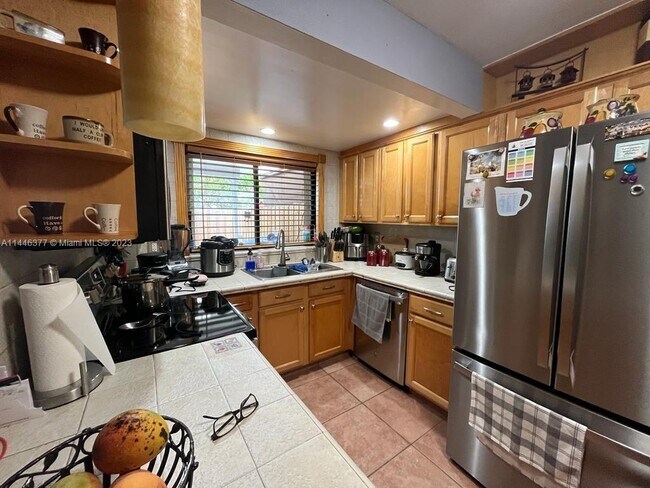 Building Photo - 6528 Kendale Lakes Dr