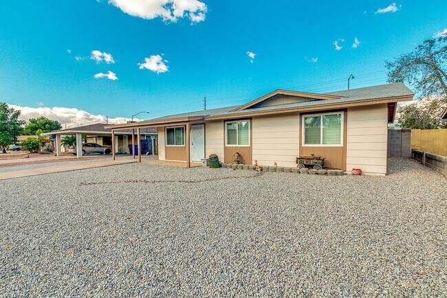 Building Photo - Charming 3-Bed, 2-Bath Home with Spacious ...