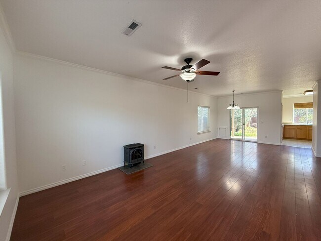 Foto del edificio - SPACIOUS LAYOUT! HARD SURFACE FLOORING, FENCED YARD & LARGE PATIO!