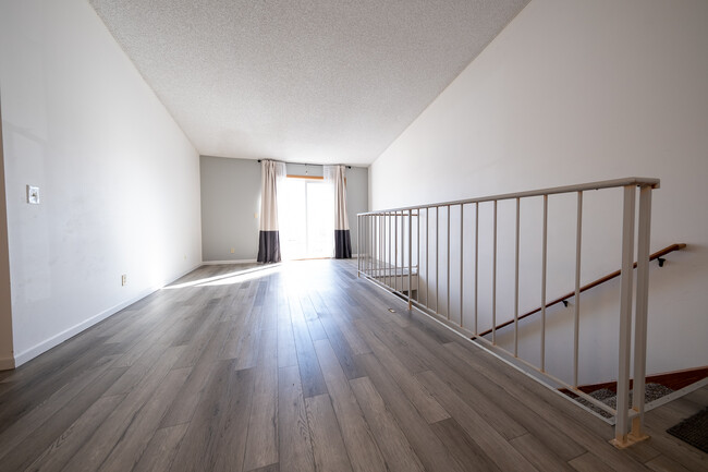 Building Photo - 733 Parkside Dr