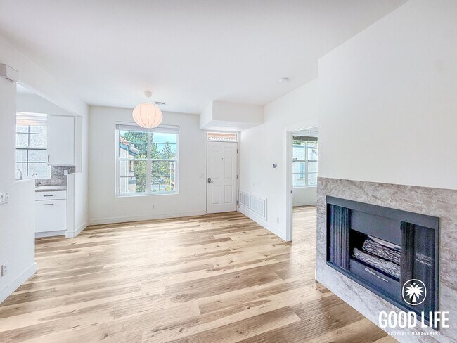 Foto del edificio - SD: Bright 1BD/1BA Condo in Carmel Valley with Pool, Private Balcony & In-Unit Laundry