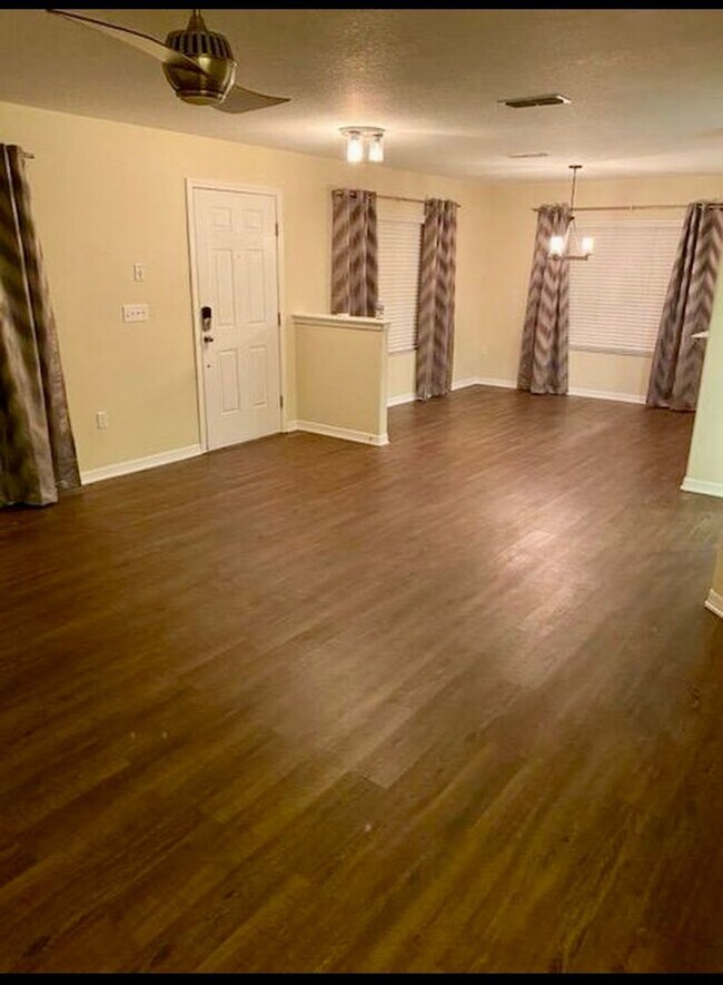 Building Photo - 3 Bedroom 2.5 Bath Treviso Townhome minute...