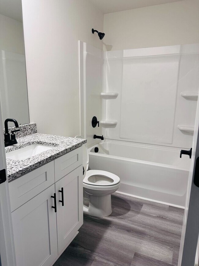 Foto del edificio - Modern 3BR / 2.5BA Townhome in a Prime Location – Washer/Dryer Included