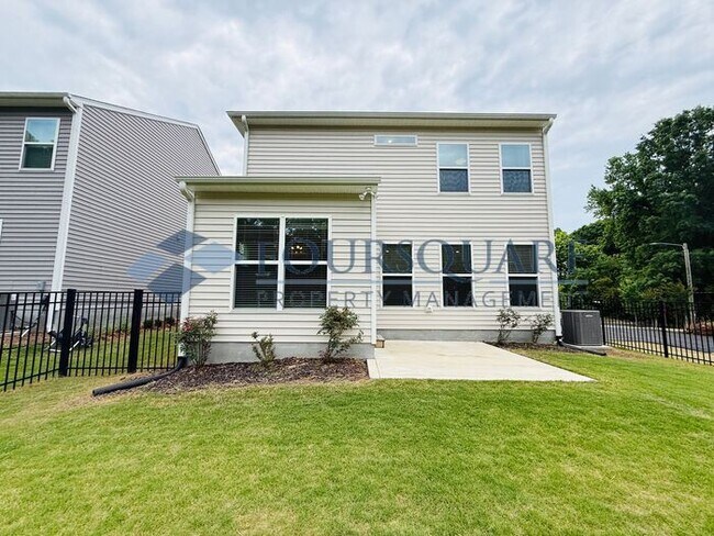 Foto del edificio - End-Unit Townhome with Fenced Yard, Washer/Dryer included & 2-Car Garage – Comfortable & Convenie...