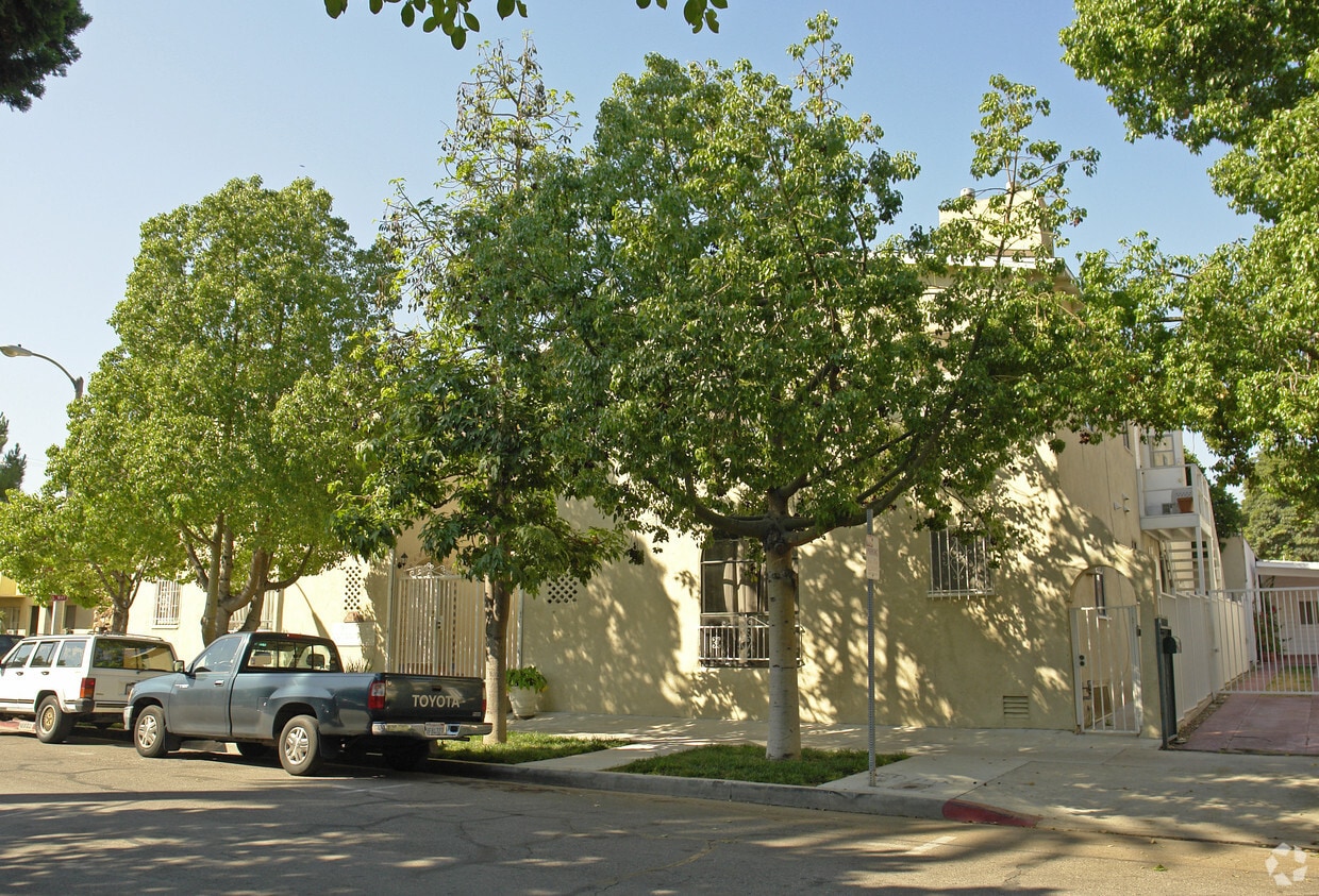 Building Photo - 7733 Hampton Ave