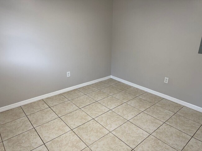 Foto del edificio - Spacious 3-Bedroom, 2-Bath Triplex – Clean and Move-In Ready!